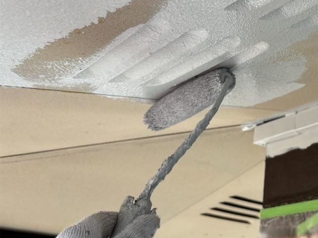 高砂市の塗装における軒天中塗り